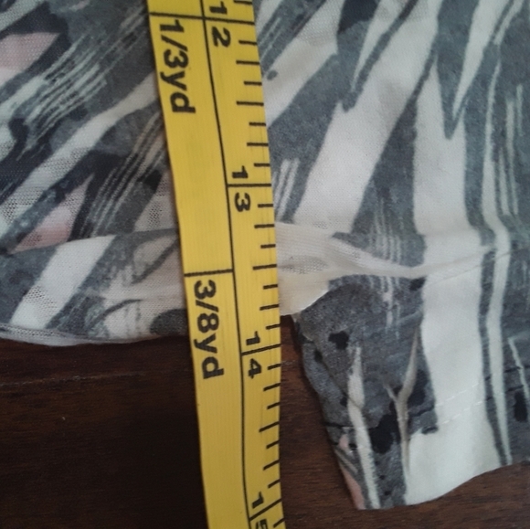 Sheer flowered v-neck t-shirt - Picture 10 of 11